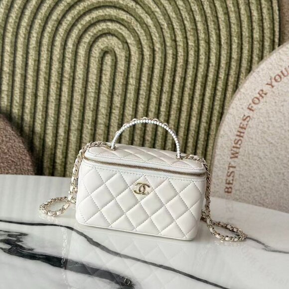 Classic CHANEL Bag: A Stylish and Versatile Choice for Elegance - Picture 1 of 6
